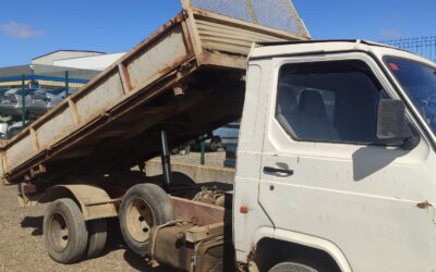 Vendo Nissan trade furgoneta con caja basculante y trilateral rueda gemela